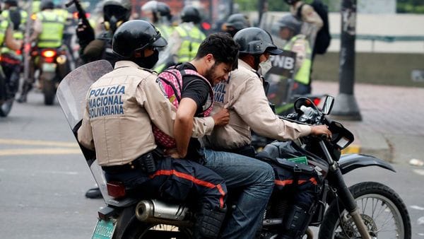 Así se llevaron detenido a un manifestante en Caracas (Reuters)