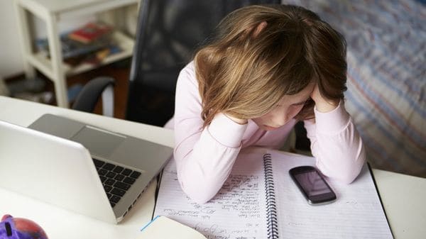 El bullying se encuentra presente en mayores proporciones entre alumnos de bajo rendimiento escolar (Istock)