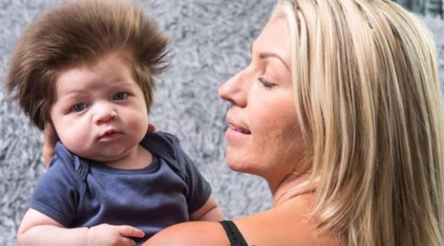 El pequeño con su mamá luego
