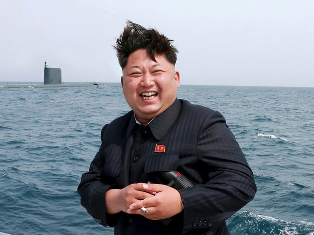 Kim Jong Un, asistiendo a unas maniobras de submarinos nucleares.