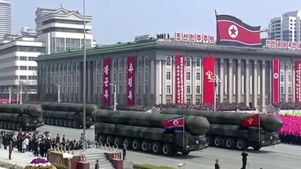 Corea del Norte sube la presión internacional al mostrar su poderío bélico durante un desfile el pasado sábado
