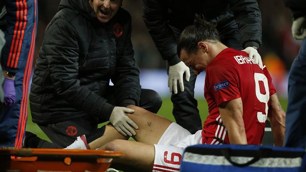 Zlatan salió del campo de juego en camilla (Reuters)