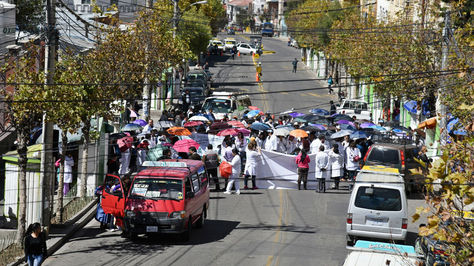 Médicos bloquean la avenida Saavedra en la ciudad de La Paz, durante la jornada de protesta de este jueves.