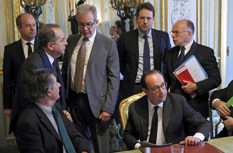  El presidente francés, François Hollande (centro derecha), charla con algunos de sus ministros al finalizar la reunión de crisis con los miembros de su Gobierno. Foto: EFE