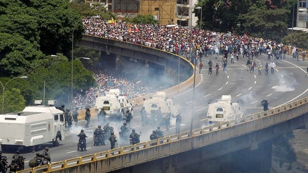 El chavismo reprime con crueldad las manifestaciones opositoras (Reuters)
