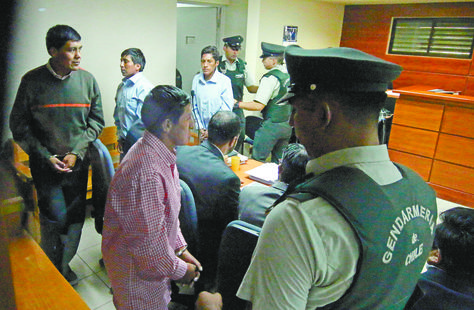 Enmanillados, militares y aduaneros bolivianos llegan al Tribunal de Garantía de Pozo al Monte, en Chile. Foto: AFP