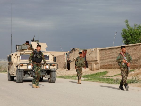 Soldados afganos patrullan las calles del país asiático. (REUTERS)