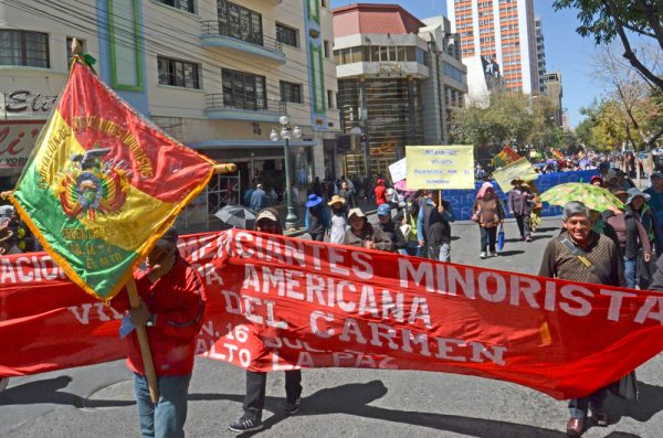 Una multitudinaria marcha de vendedores de ropa usada colapsó ayer el centro de la ciudad de La Paz.