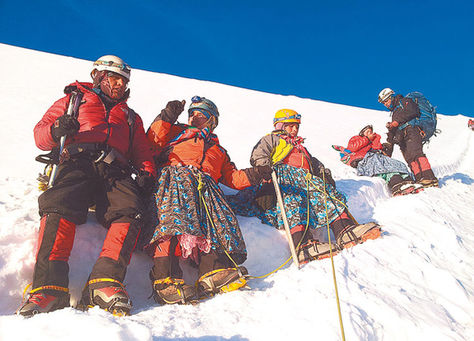 Escaladores descansan y observan el panorama en la punta de Huayna Potosí, a 6.088 msnm. Fotos: AAPTAM y Wara Vargas 