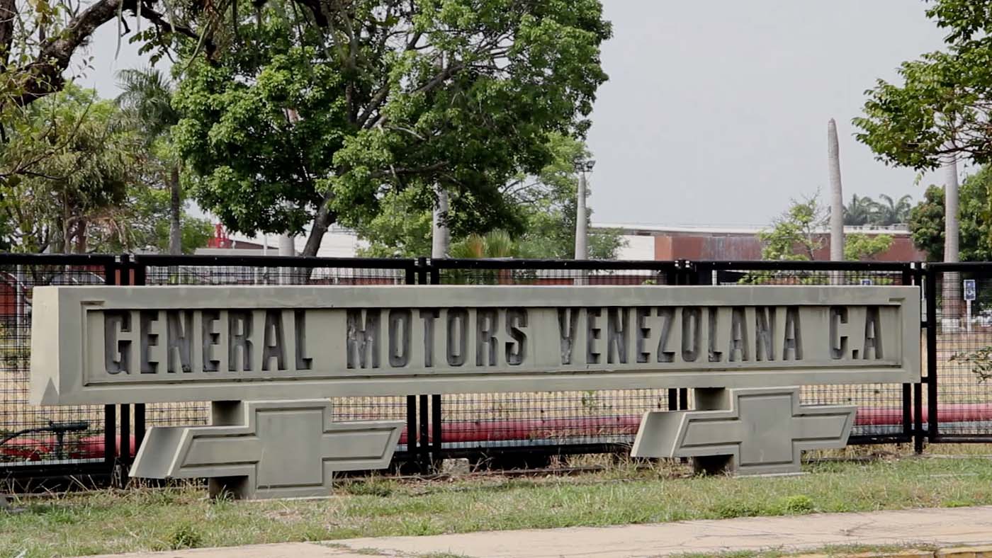 Video grab of US auto-maker General Motors plant in Valencia, Venezuela, on April 20, 2017, following its seizure by the Venezuelan government. General Motors has shut down its Venezuelan operation and laid off 2,678 people after the crisis-struck Latin American country nationalized the plant and seized cars, the company says. / AFP PHOTO / AFP TV / Marcos GUEDEZ
