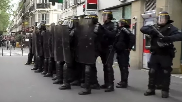 Lanzan granadas de humo en una protesta en París en vísperas de las elecciones
