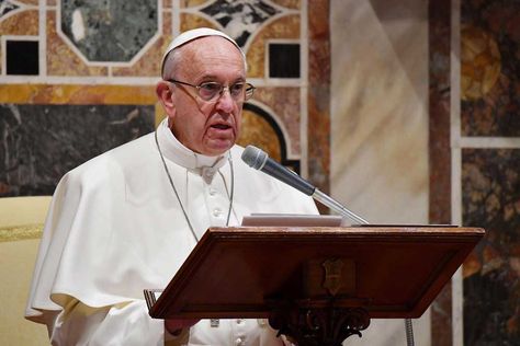 El papa Francisco interviene durante una audiencia con los miembros de los Cuerpos Diplomáticos acreditados en la Santa Sede.