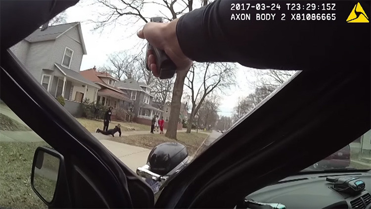 VIDEO: Policías de EE.UU. apuntan con las pistolas a unos niños que jugaban al básquet 