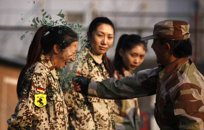 Una sesión de entrenamiento para llegar a ser guardaespaldas en China. (Reuters)