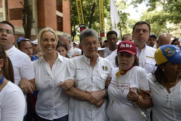 El diputado Henry Ramos Allup (C) y la esposa del alcalde de Caracas, Mitzy Capriles de Ledezma, durante una marcha este domingo (AFP)
