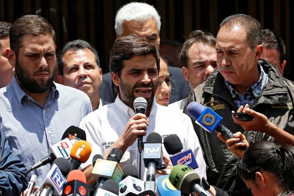 Juan Andres Mejía, diputado de la Mesa de Unidad Democática (MUD), junto a Juan Requesens (izquierda) y Richard Blanco (derecha) en Caracas, Venezuela (Reuters/archivo)