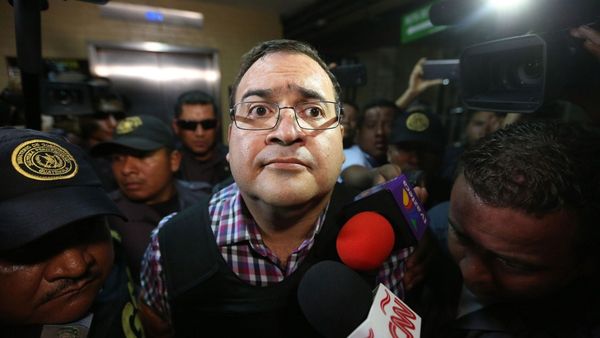 Javier Duarte, al ser trasladado a los tribunales (EFE)
