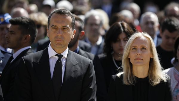 El canciller de Austria, Christian Kern, y su se esposa durante la ceremonia (AFP)