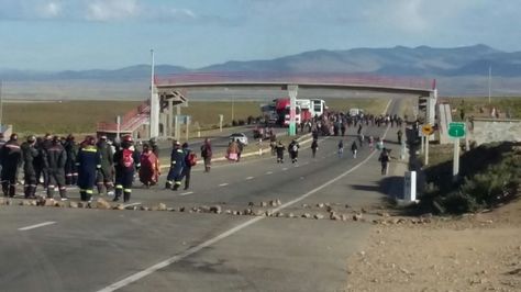 El bloqueo de pobladores de Colquiri a la altura de Panduro en la carretera La Paz-Oruro.
