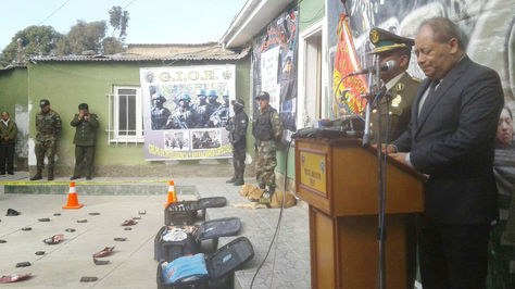 El ministro Carlos Romero presenta la droga incautada en El Alto. Foto: Williams Farfán