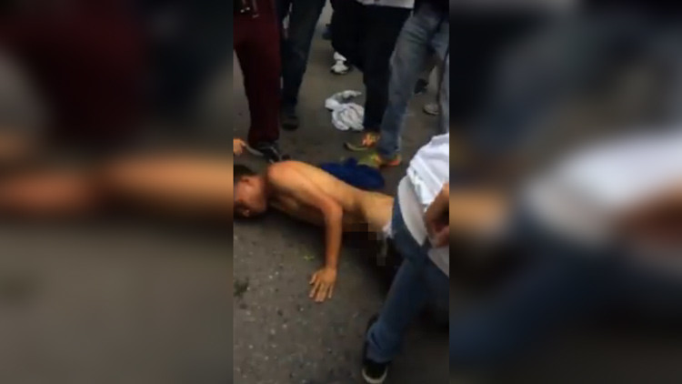 FUERTE VIDEO: Opositores venezolanos dan brutal golpiza a joven por 
