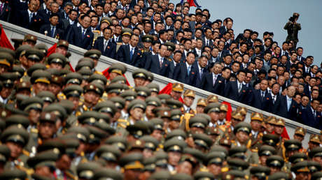 Militares norcoreanos asisten a un desfile militar que conmemora el nacimiento del padre fundador del país, Kim Il Sung, en Pionyang, el 15 de abril de 2017.