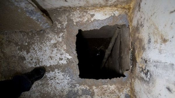 El hoyo por el que se escapó “El Chapo” Guzmán el 11 de julio de 2015. Luego fue recapturado (AP)