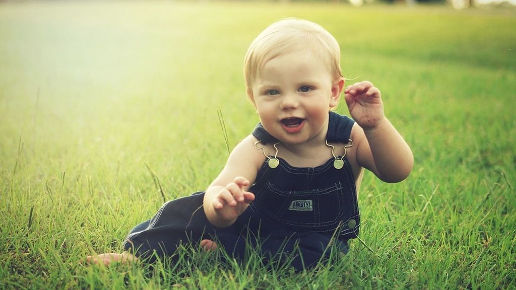 Un bebé en la hierba.