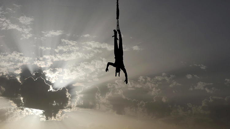 Fuerte video: Una mujer hace 'puenting' y cae al río por un fallo humano