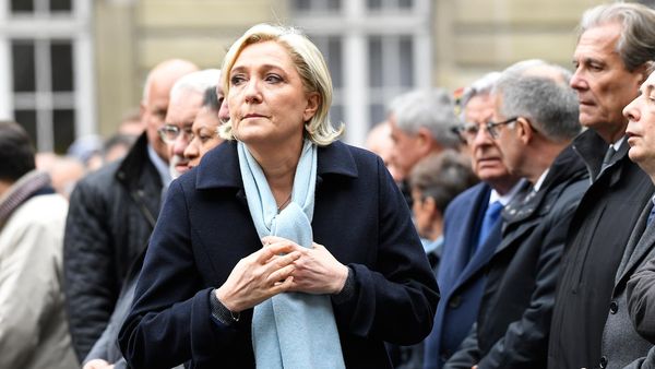 Marine Le Pen, quien ya lanzó su campaña de cara al ballottage, estuvo en el homenaje al policía asesinado (AFP)