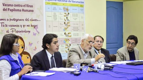 El representante de la Organización Panamericana de la Salud (OPS) en Bolivia, Fernando Leanes, y autoridades del Ministerio de Salud