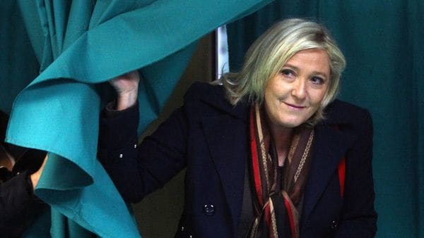 Emmanuel Macron, favorito de las encuestas, se disputará la presidencia en la segunda vuelta del próximo 7 de mayo con la candidata ultraderechista, Marine Le Pen (AP)