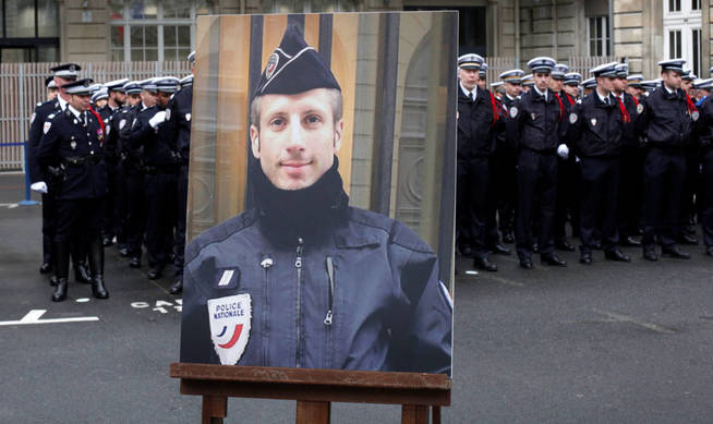 Un retrato de Xavier Jugele expuesto en el homenaje (Reuters)