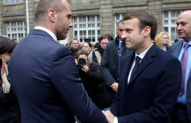 Emmanuel Macron saluda a Etienne Cardiles tras su discurso (Reuters)
