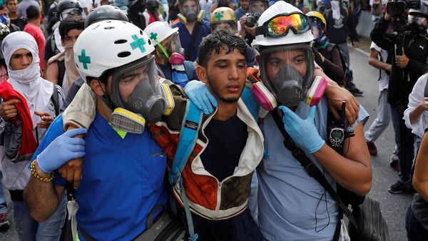 Primeros Auxilios UCV asiste a un herido(Reuters)