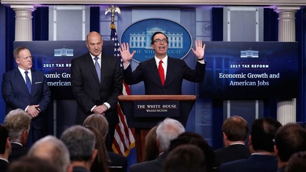 El vocero de casa Blanca, Sean Spicer, observa a Gary Cohn y Steve Mnuchin, responsables de comunicar y explicar la reforma tributaria (AP)