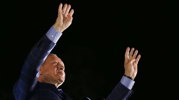 El presidente turco, Recep Tayyip Erdogan, saludando a sus seguidores (REUTERS)