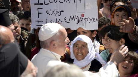 El Papa Francisco saluda a migrantes y refugiados en el campo de refugiados de Moria, en la isla griega de Lesbos, 16 de abril de 2016 