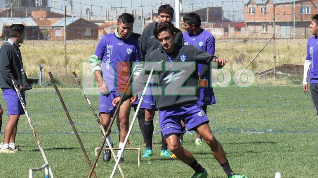 El tarijeño Paolo Arzabe en el trabajo matinal de los santos. Foto: Etzhel A. Llanque %image_alt%