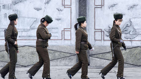 Soldados del Ejército Popular de Corea en patrullaje. 