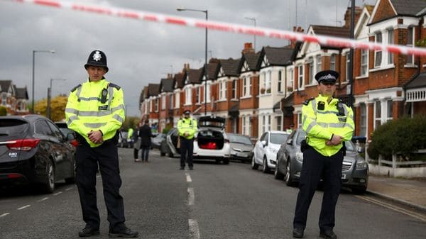 La policía cercó la calle donde se realizó el allanamiento en Willesden (Reuters)