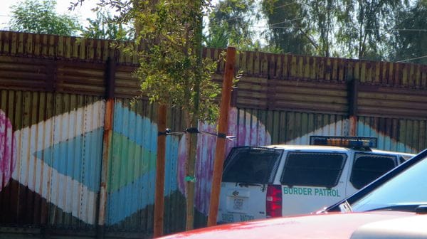 Todas las mañanas más de 250 niños de Mexicali cruzan la frontera para estudiar en Calexico.