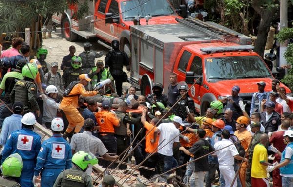Grupo de rescate saca un obrero herido del lugar de la tragedia. (REUTERS)