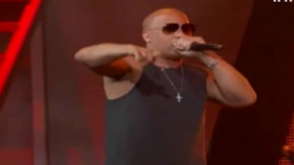 Vin Diesel cantando durante la entrega de los premios Billboard 2017 (Telemundo)