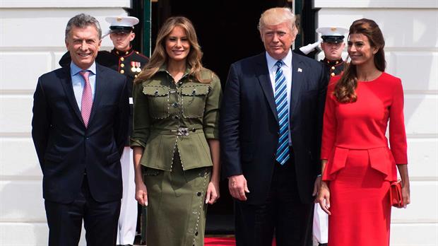 Elegantes y osadas, a la vez. Así se las vio a la primera dama argentina, Juliana Awada, y a la de Estados Unidos, Melania Trump