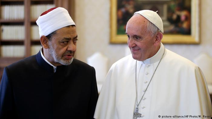 Ägypten Papst Franziskus mit Sheikh Ahmed el-Tayeb (picture-alliance/AP Photo/M. Rossi)