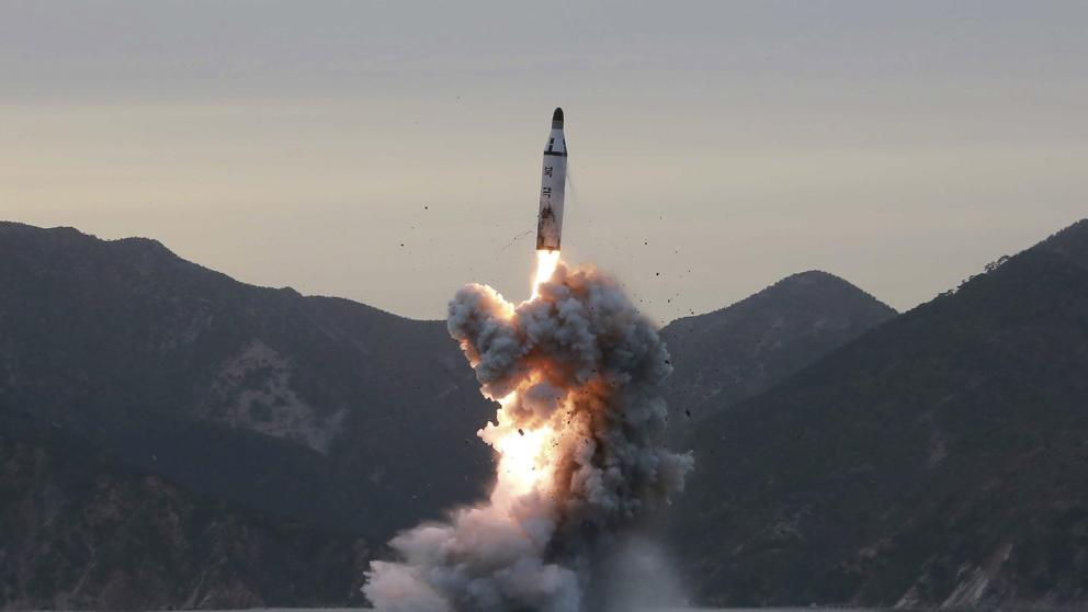 Resultado de imagen de corea del norte lanza un misil a japon