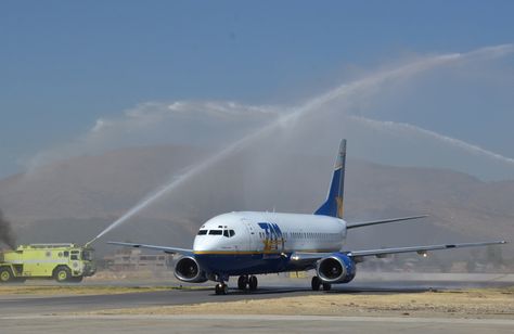 Un avión del TAM en el Aeropuerto Jorge Wilstermann. Foto: Fernando Cartagena- archivo