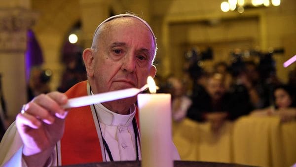 El papa Francisco visitó una iglesia copta que fue atacada por los yihadistas (AFP)