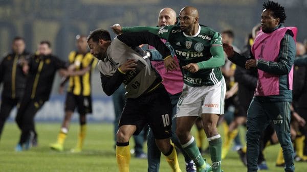 Felipe Melo, jugador del Palmeiras, y Matias Mier, de Peñarol, entre los futbolistas suspendidos por la pelea en la Copa Libertadores (AP)
